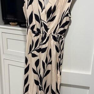 SHEIN Elegant Black and Cream Leaf Print Dress size L (8-10) never worn.